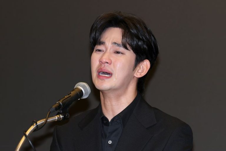 South Korean superstar Kim Soo Hyun tearfully denies controversial claims about relationship with late actress